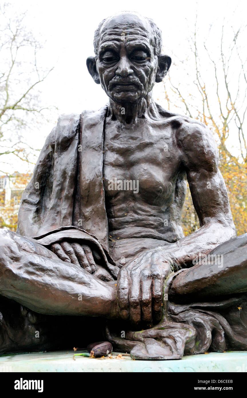 Londra, Inghilterra, Regno Unito. Statua (1968) del Mahatma Gandhi (1869-1948) dalla fredda brillante (1903-99) in Tavistock Square. Foto Stock