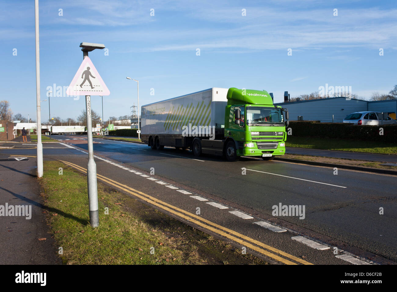 Waitrose supermarket HGV cibo carrello su strada. Bracknell, Berkshire, Inghilterra, GB, Regno Unito Foto Stock