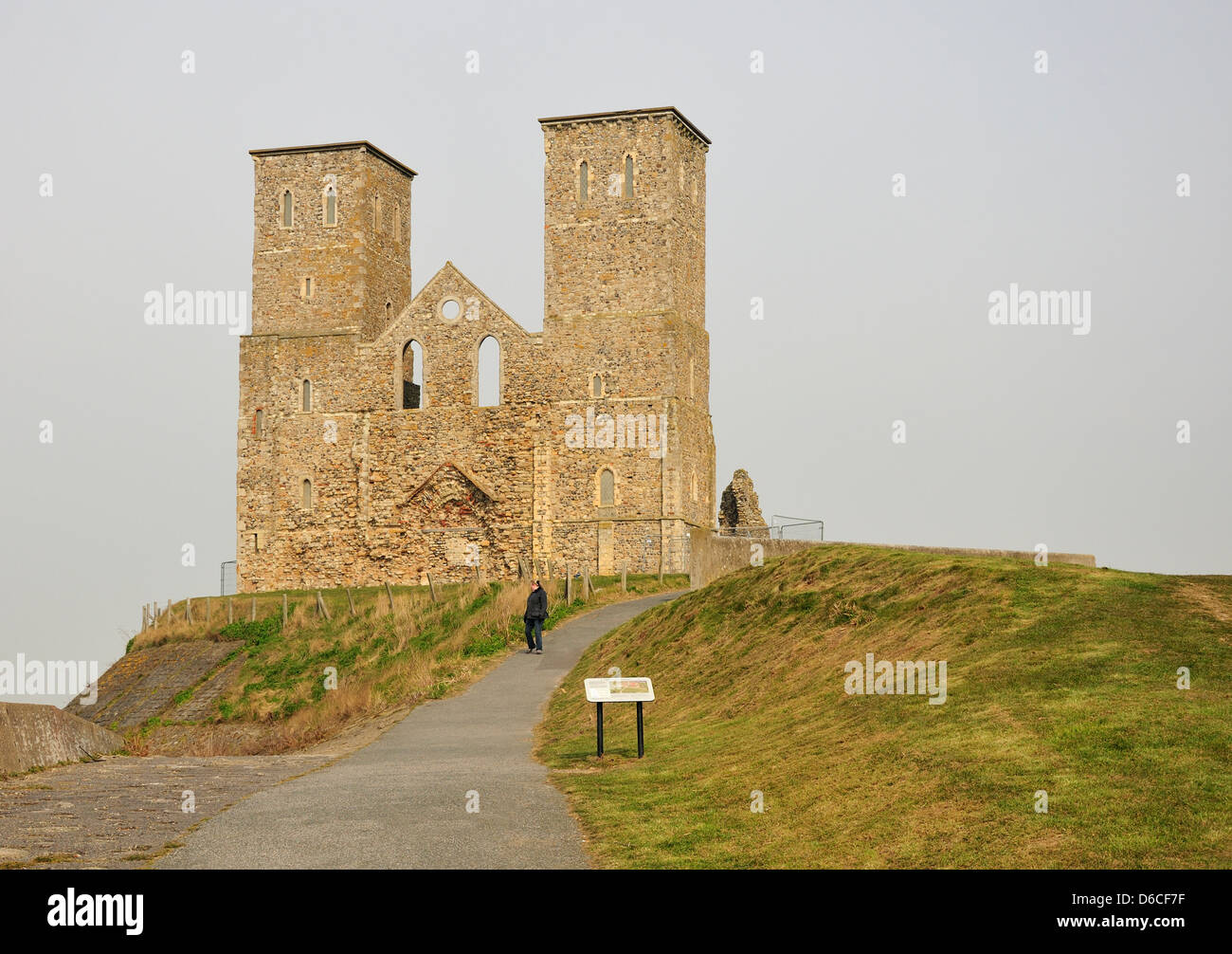 Reculver, Kent, Inghilterra, Regno Unito. Reculver torri e Roman Fort. Resti di 12thC chiesa - parte del monastero medievale. Foto Stock