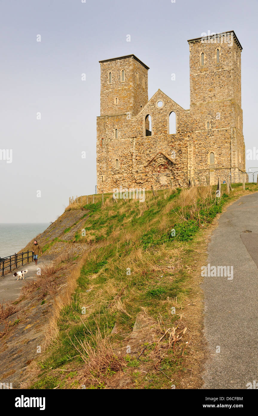Reculver, Kent, Inghilterra, Regno Unito. Reculver torri e Roman Fort. Resti di 12thC chiesa - parte del monastero medievale. Foto Stock