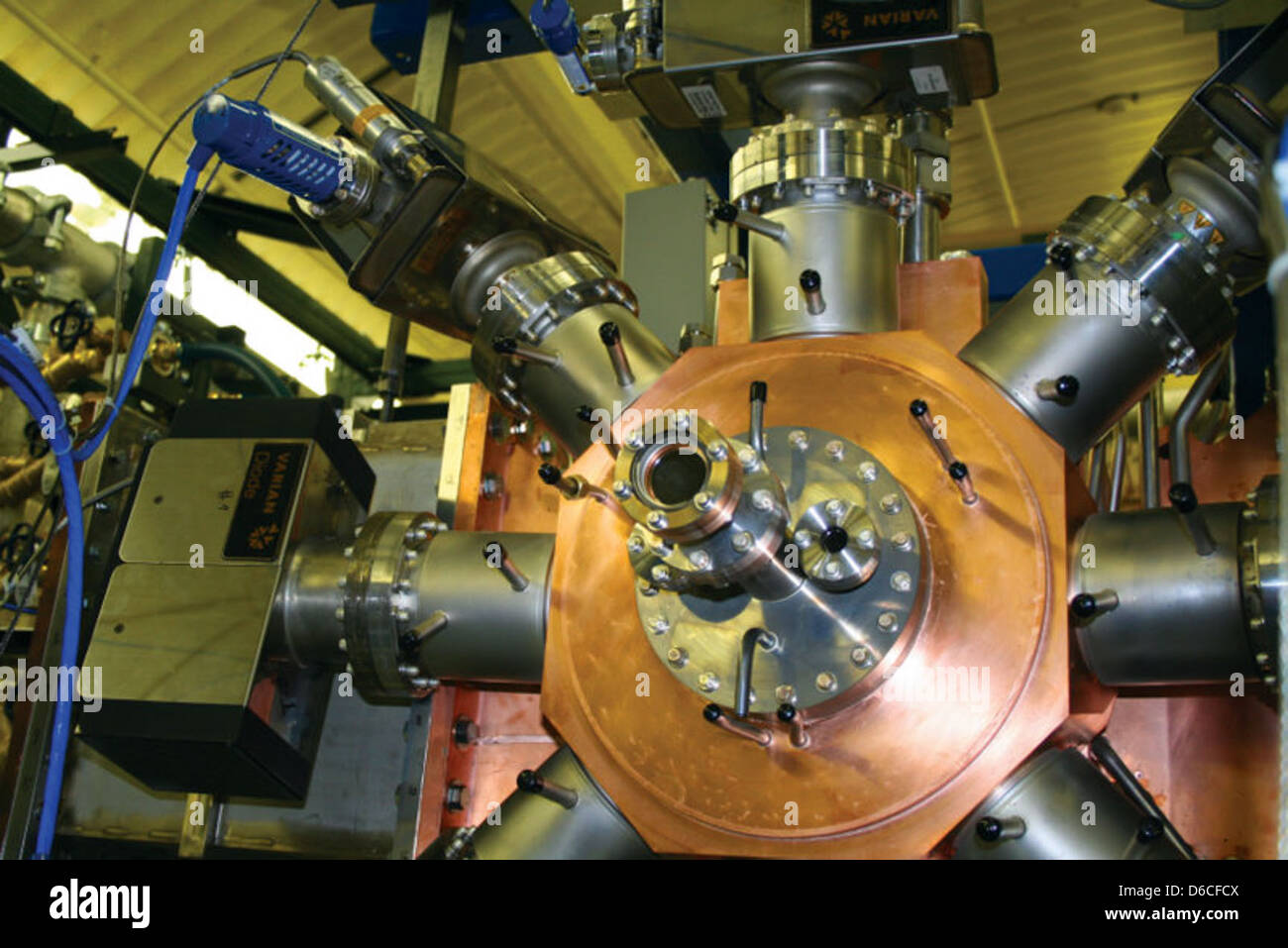 Un nuovo tipo di laser sviluppato al Los Alamos National Laboratory, progettato per proteggere la Marina degli Stati Uniti dalle minacce marittime. Il prototipo laser utilizza la tecnologia a elettroni liberi per migliorare le capacità di difesa navale. Foto Stock