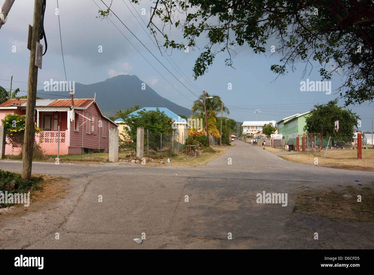 Picco di Nevis sorge nella distanza al di là di case residenziali sull'isola caraibica di Nevis Foto Stock