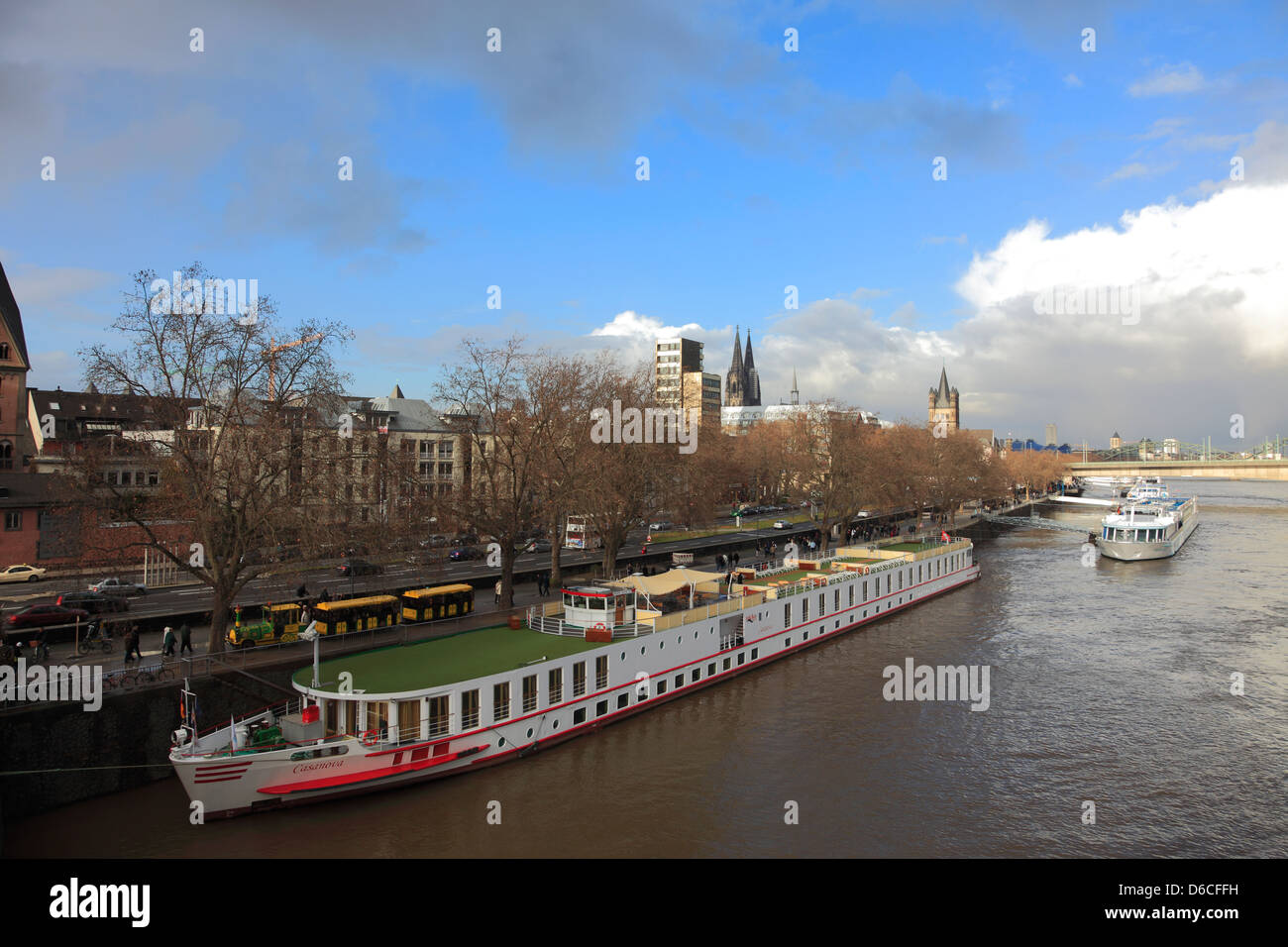 Navi da crociera lungo il fiume Reno, la città di Colonia, nella Renania settentrionale-Vestfalia, Germania, Europa Foto Stock