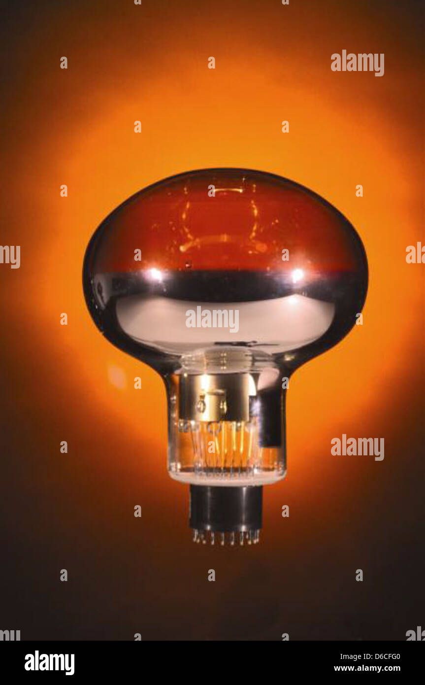 Un tubo fotomoltiplicatore utilizzato nella ricerca scientifica presso il Los Alamos National Laboratory. Questa tecnologia è fondamentale per rilevare luce e radiazioni, in particolare nella ricerca atomica e negli esperimenti di fisica. Foto Stock