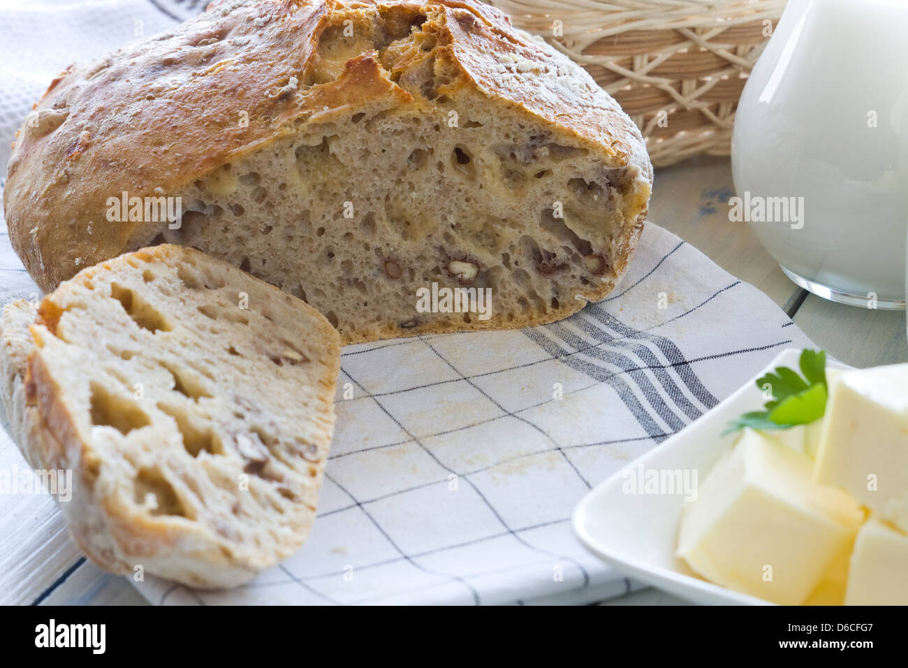 Un pane appena sfornato pagnotta di pane fatto in casa con formaggi maturi e noci Foto Stock