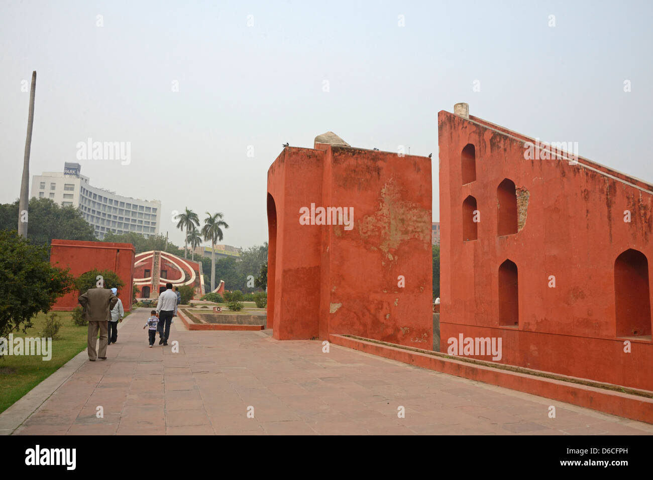 Il 300 anno vecchio Jantar Mantar Observatory in New Delhi, India Foto Stock