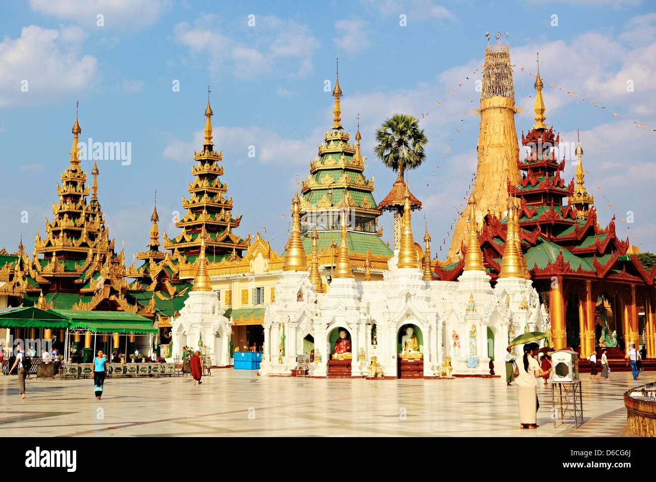 Edifici e luoghi di pregare a Shwedagon pagoda in Yangon, Myanmar, 19 gennaio 2013. Foto Stock