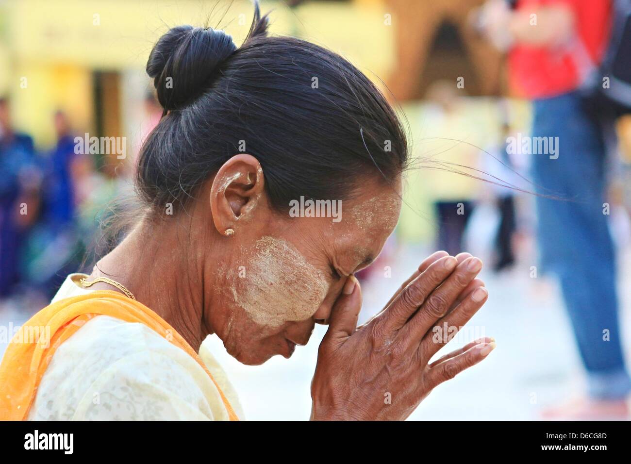 Una donna che prega con le mani alla Shwedagon pagoda in Yangon, Myanmar, 5 febbraio 2013. Foto Stock