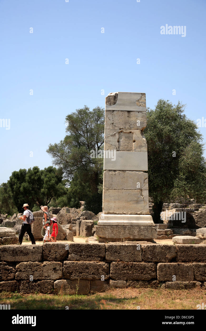 Vista del Tempio di Zeus a rovinato centro atletico dell'antica Olympia, Grecia continentale, l'Europa. Foto Stock