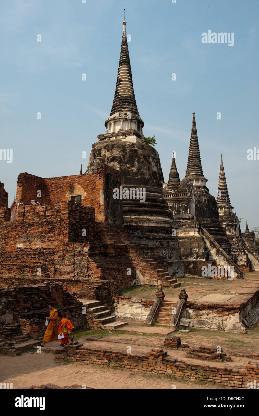 Ayutthaya, Thailandia, giovani monaci visitate il tempio Phra Si Sanphet Foto Stock