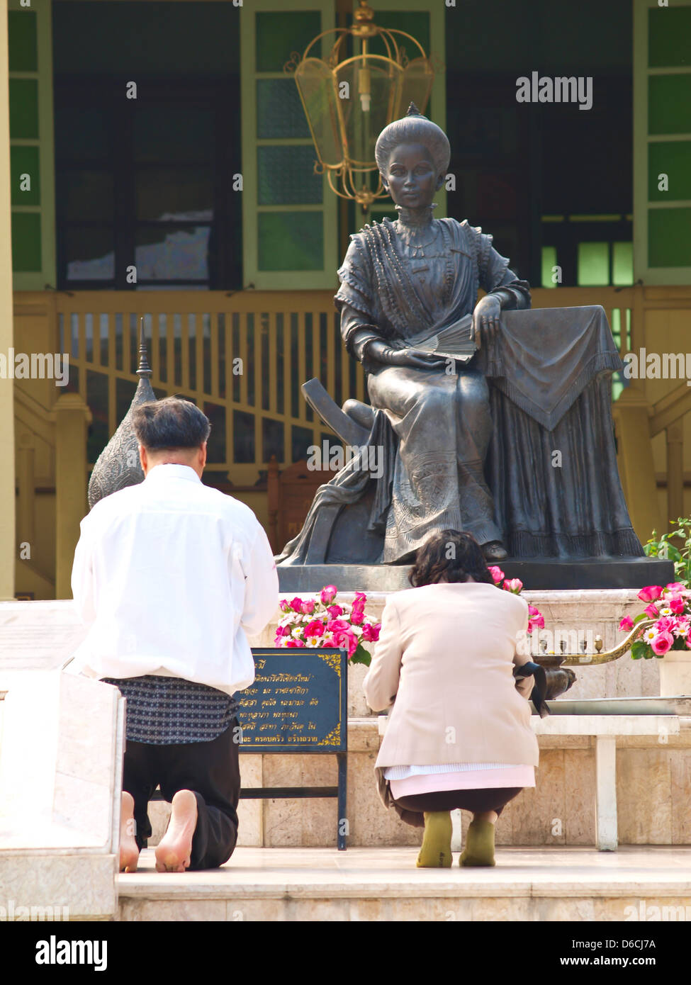 Chiang Mai, Thailandia- Febbraio 27-primo piano della coppia di vecchi prostrarsi per adorare la principessa Dara Rasmi statua Foto Stock