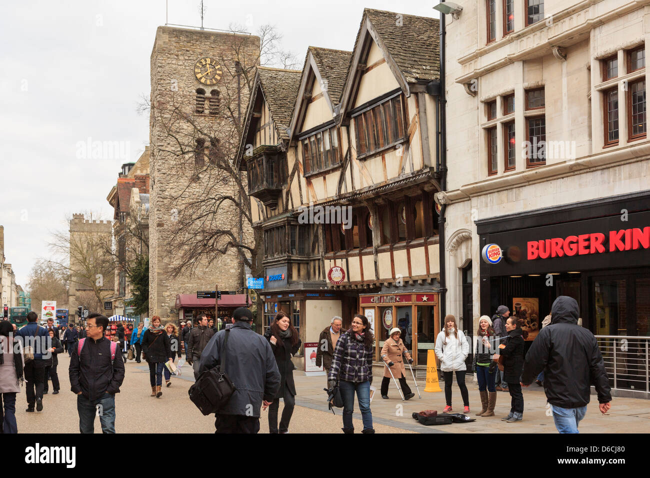 Gli amanti dello shopping nel vecchio centro storico della città in area pedonale Cornmarket Street a Oxford, Oxfordshire, Inghilterra, Regno Unito, Gran Bretagna Foto Stock