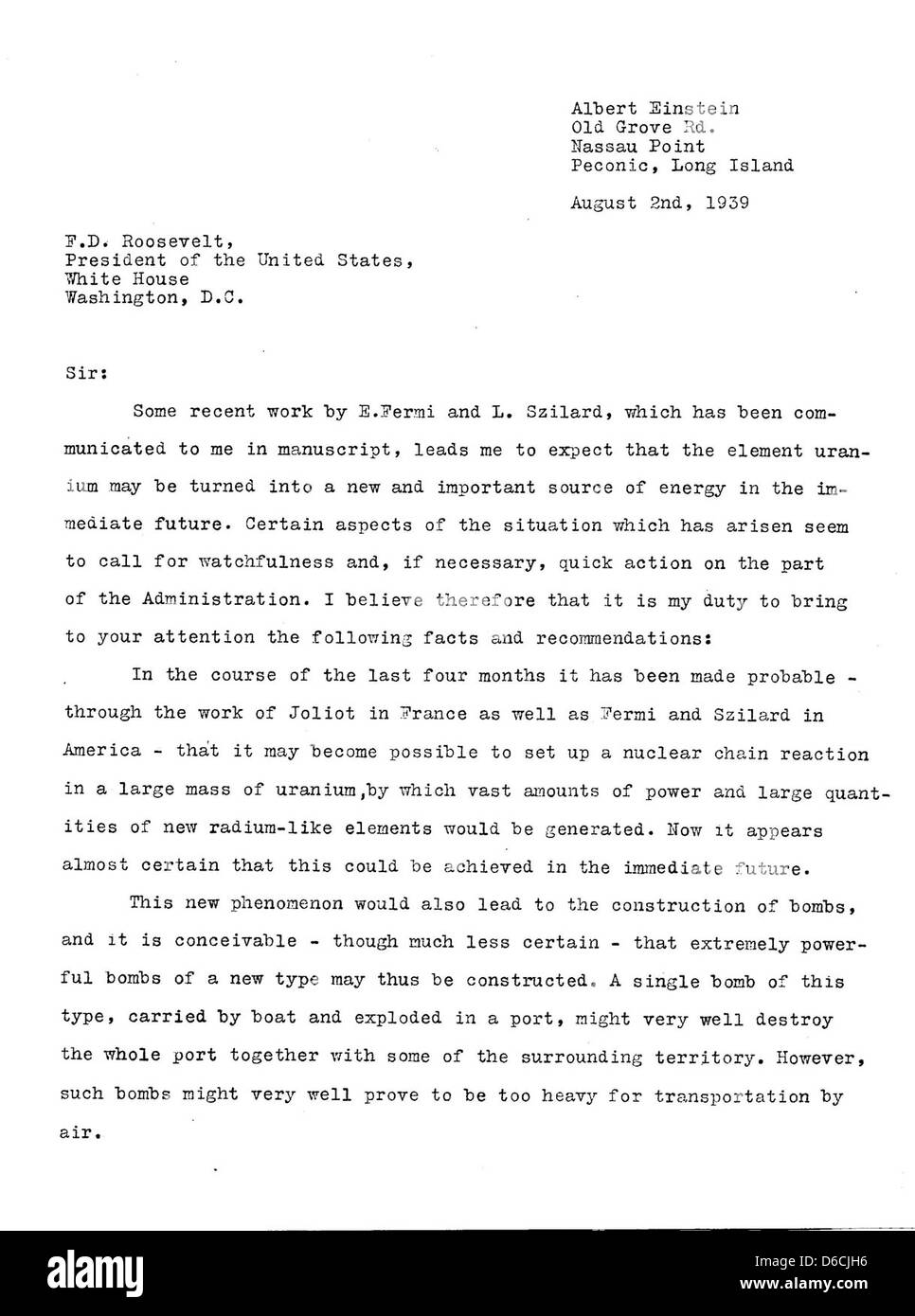 La fotografia raffigura Albert Einstein al Los Alamos National Laboratory, dove ha contribuito allo sviluppo della bomba atomica. Il suo lavoro giocò un ruolo cruciale nel progetto Manhattan, che fu parte integrante dei progressi scientifici della seconda guerra mondiale. Foto Stock