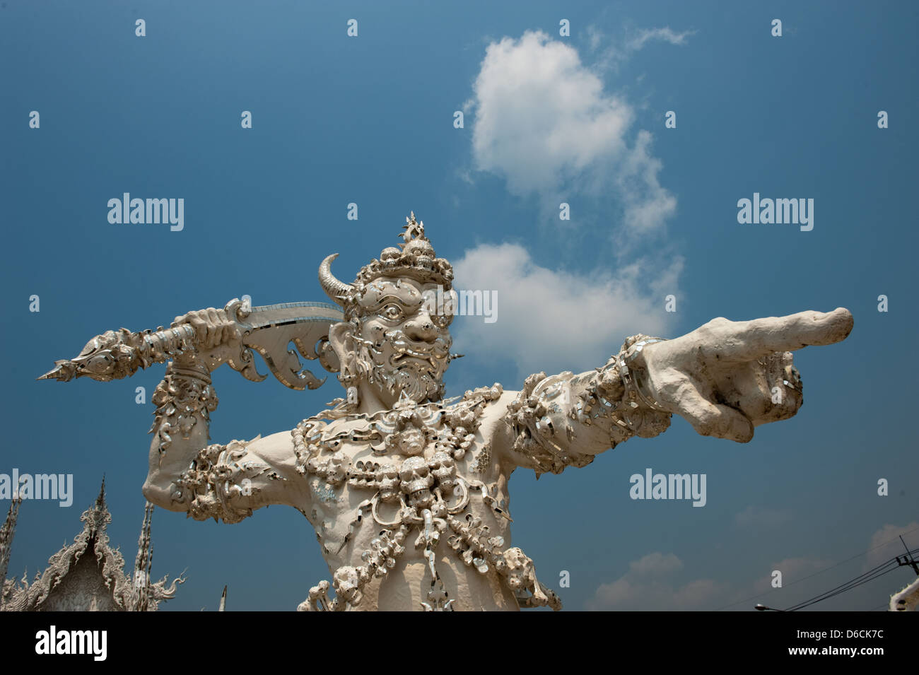 Chiang Rai, Thailandia, un guerriero demoniaco su bianco Wat Rong Khun Foto Stock