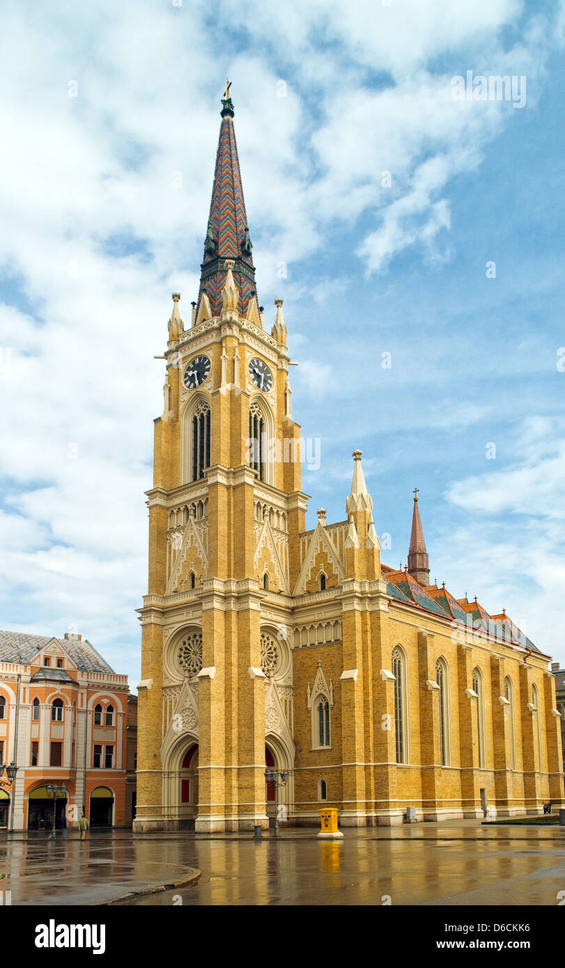 Novi Sad Cattedrale dopo una piovosa mattinata. Cattedrale cattolica nella città serba, Novi Sad. Foto Stock