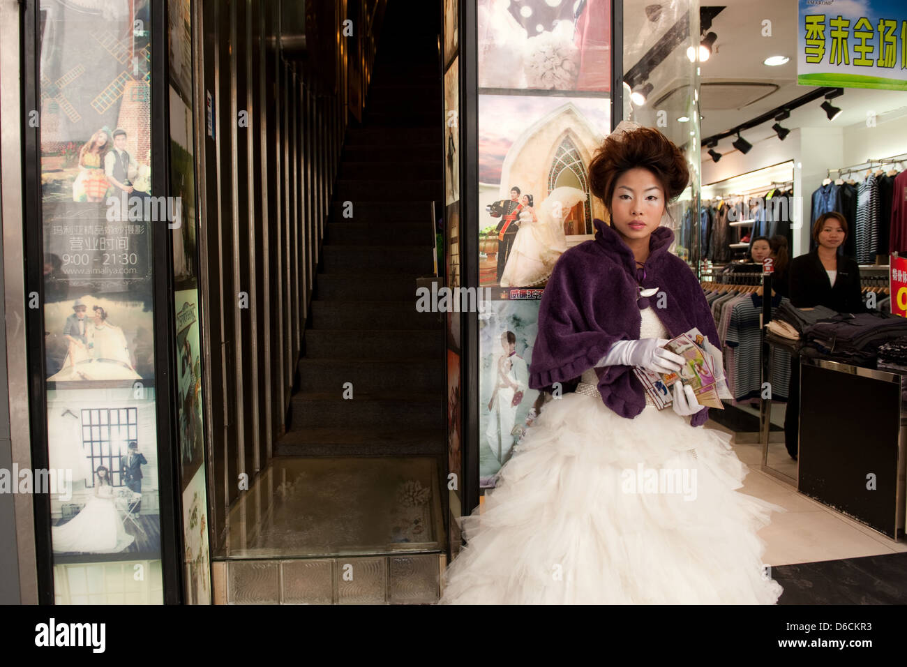 Guangzhou, Cina, giovane donna cinese in un abito da sposa distribuito dei volantini Foto Stock