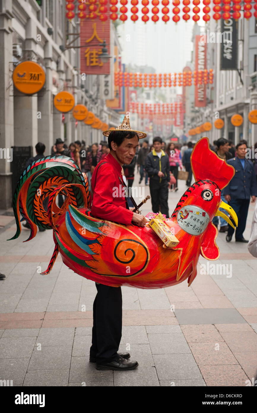 Guangzhou, Cina, venditori ambulanti pubblicizzare in un rubinetto-Costume Foto Stock