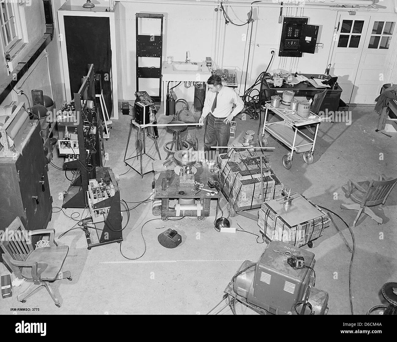 Questa immagine raffigura un modello dell'incidente di Slotin al Los Alamos National Laboratory, un evento critico nella storia della ricerca sulle bombe atomiche. L'incidente, avvenuto nel 1945, ha coinvolto una massa critica di uranio e ha portato alla morte del fisico Louis Slotin. Foto Stock