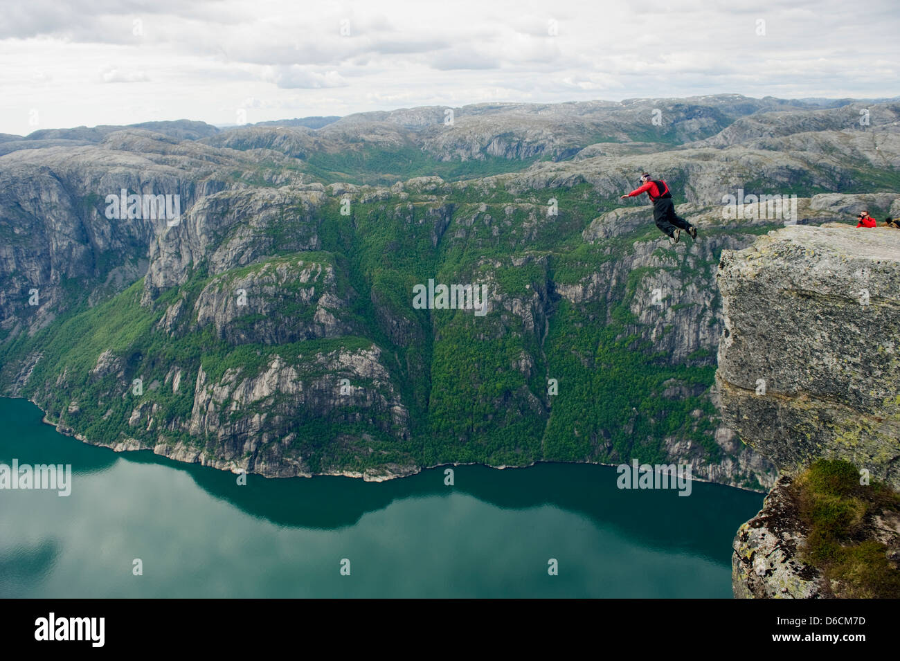 Base Jumping a Lyseboten, Lysefjord, Norvegia, Scandinavia, Europa Foto Stock