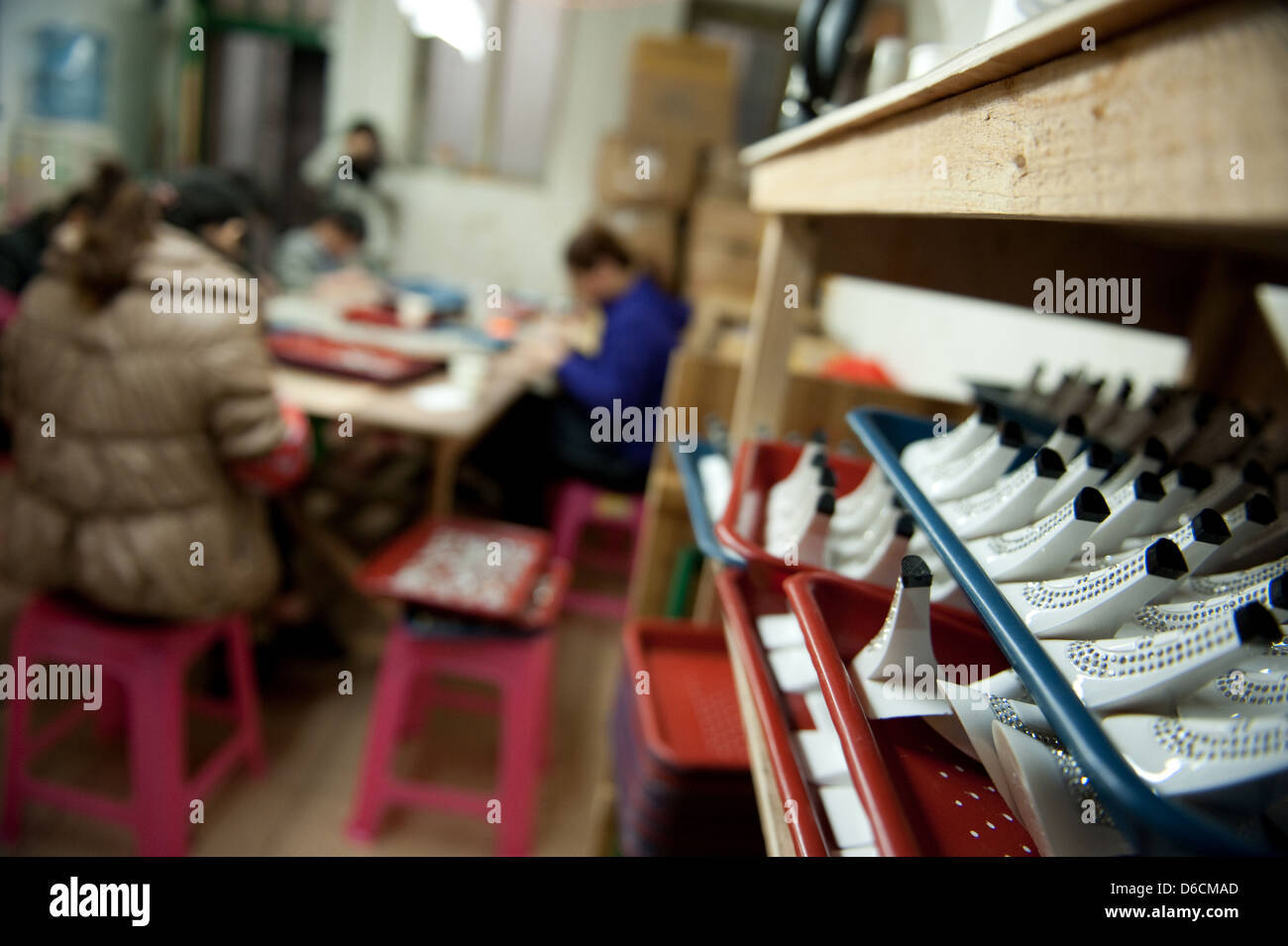 Guangzhou, Cina, azienda di famiglia produce bigiotteria Foto Stock