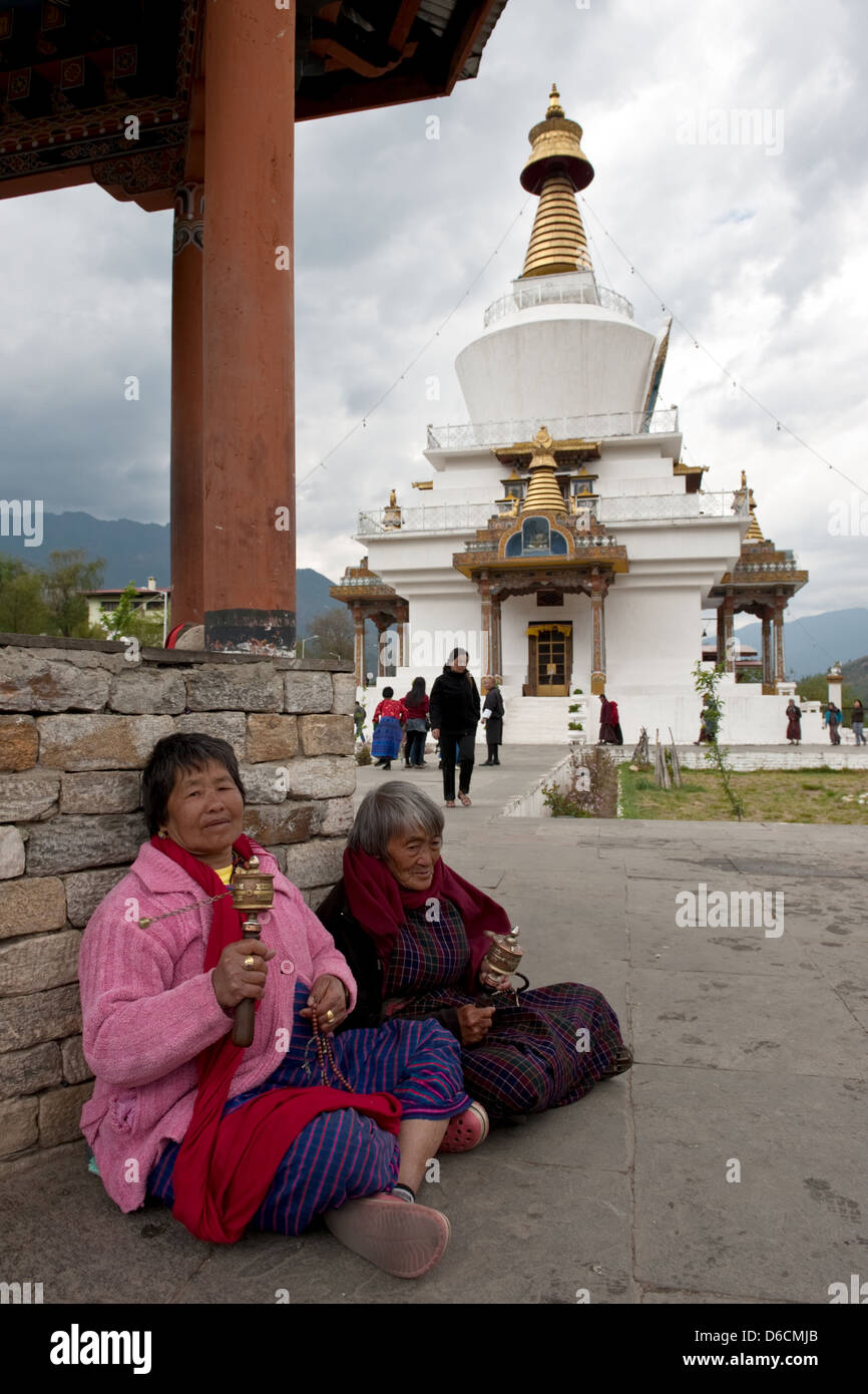 Thimphu, Bhutan, le donne in preghiera di fronte al Memorial Chorten Foto Stock