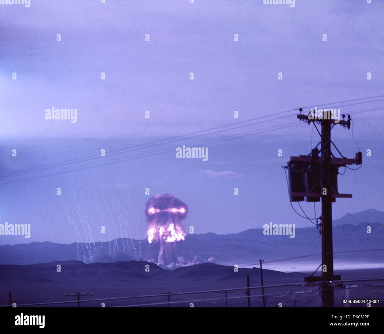 Una foto della serie "Upshot Knothole" che mostra il test della bomba atomica Grable al Nevada test Site. Questo test faceva parte del programma di test sulle armi nucleari degli Stati Uniti durante gli anni '1950 Foto Stock