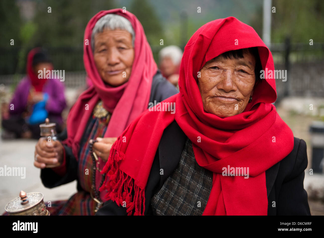 Thimphu, Bhutan, le donne in preghiera di fronte al Memorial Chorten Foto Stock