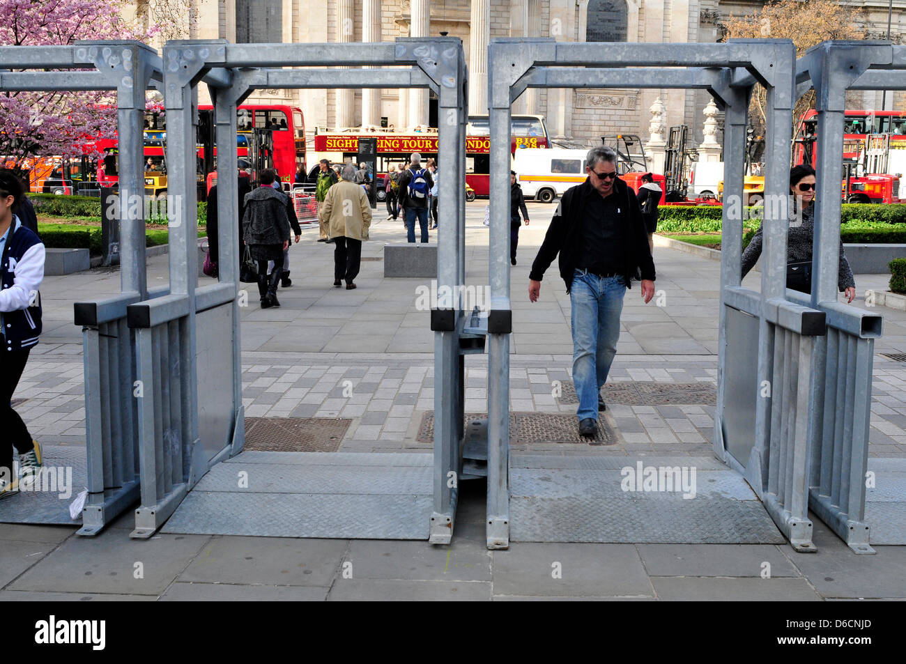 Londra, UK, 16 aprile. Temporanea di barriere di sicurezza sono installati attorno la Cattedrale di St Paul, in preparazione per il funerale di Margaret Thatcher, ex primo ministro britannico. Credito: Yanice Idir /Alamy Live News Foto Stock