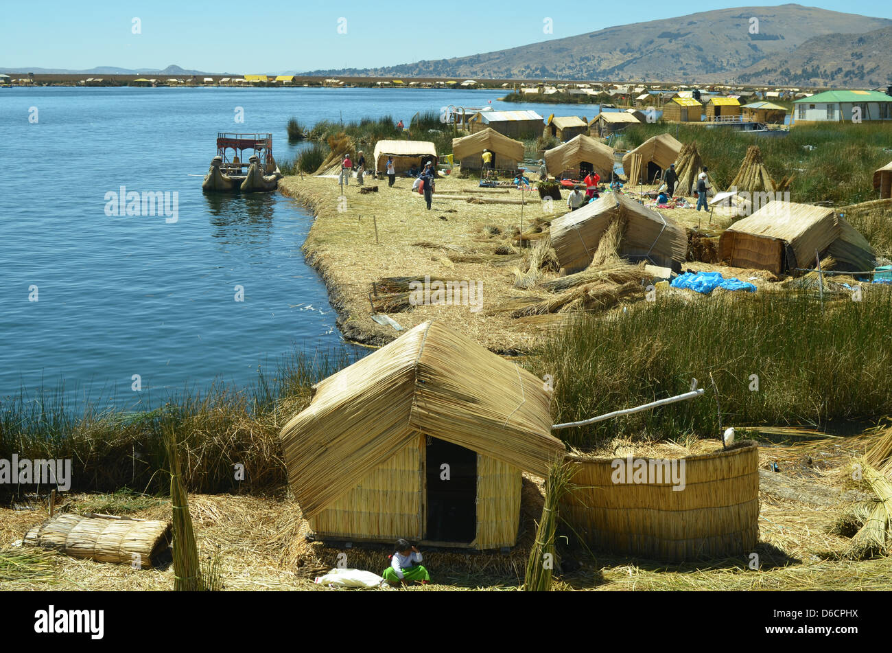 Case locali e barche fatte di totora reed sulla Uros le isole del Lago Titicaca, Perù Foto Stock