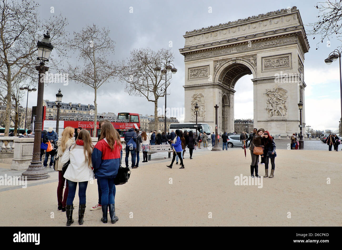 I turisti all'Arc de Triomphe Place Charles de Gaulle Paris Francia Foto Stock