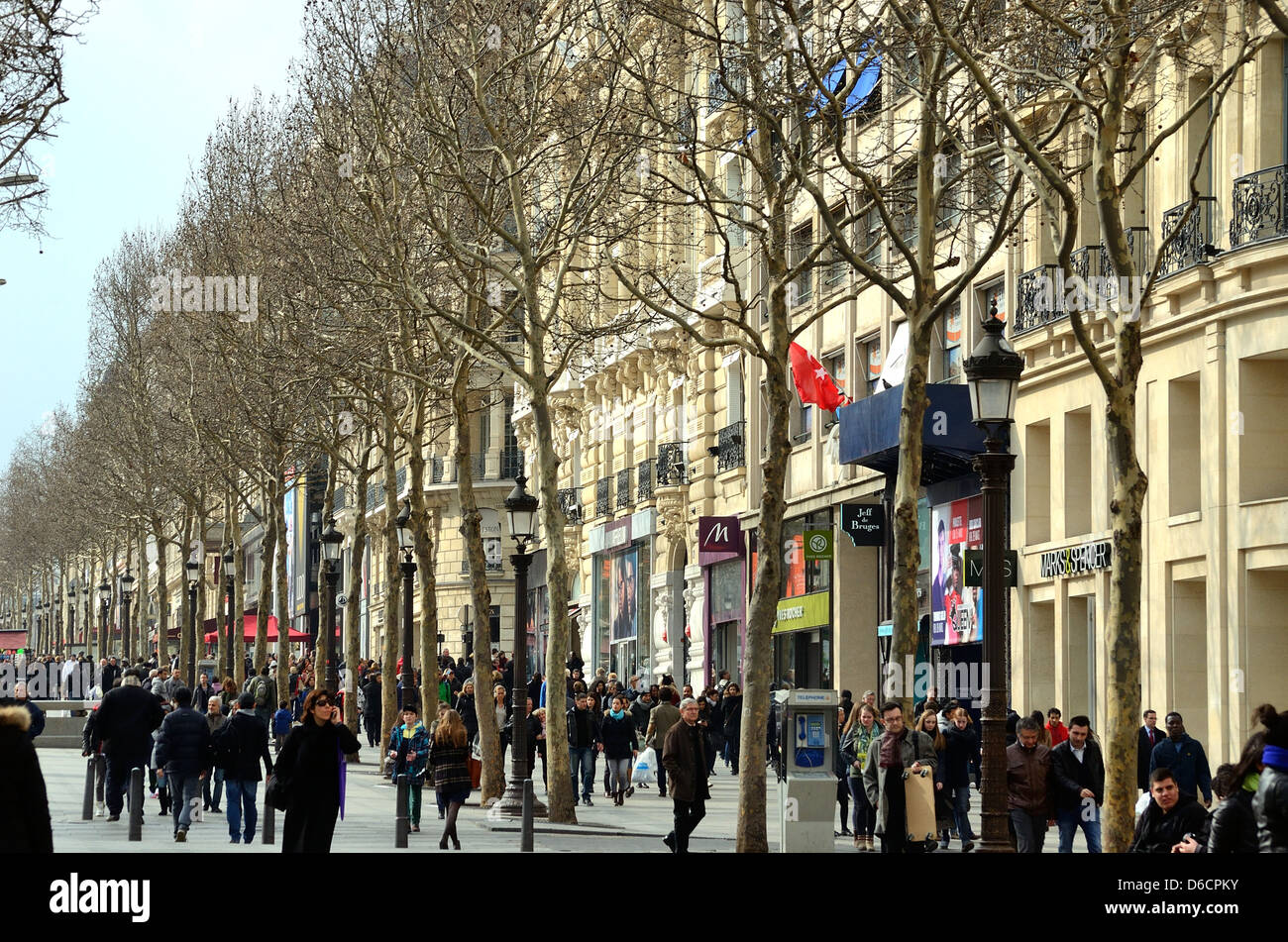 I negozi e la folla sui CHAMPS ELYSEES Parigi Francia Foto Stock