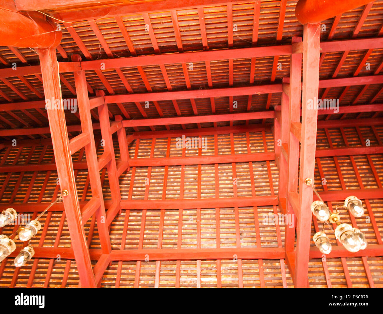 Tetto di legno con struttura di trave principale e un travetto in vihara buddista in Pai, Mae Hong Son, Thailandia Foto Stock