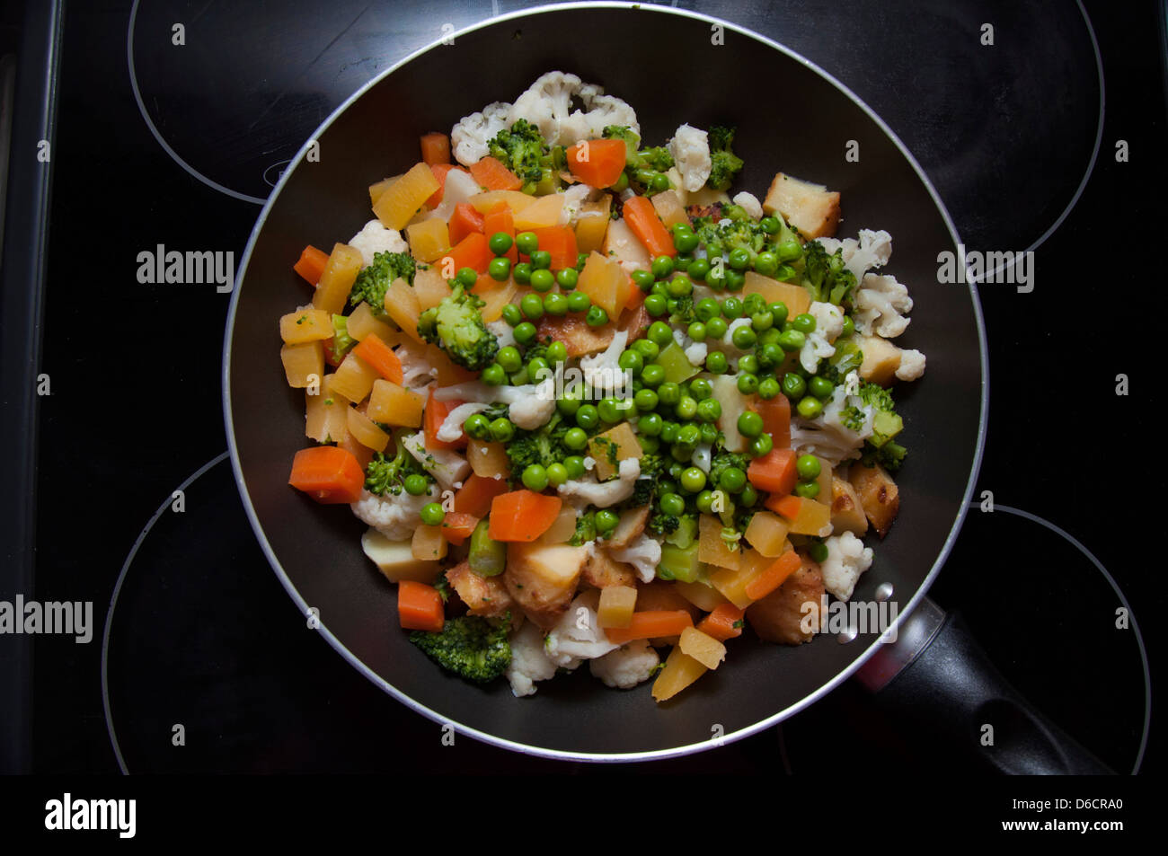 Verdure miste, left overs, fry up,'bolla e squeek', padella, fornello, preparati e pronti per la cottura, cucina domestica Foto Stock