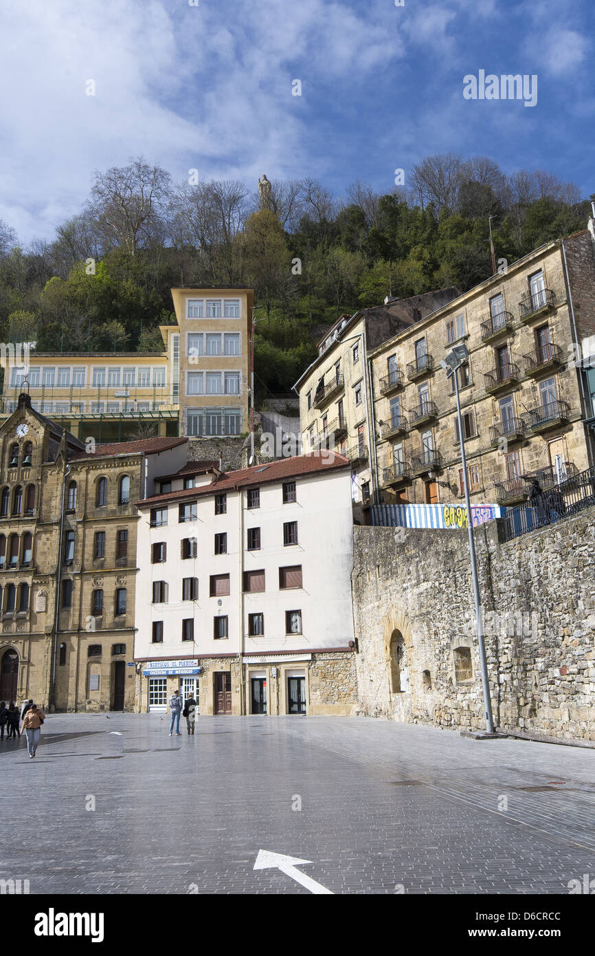 La Città Vecchia di edifici che circondano il Porto di San Sebastián con il Monte Urgull in background, Paesi Baschi Foto Stock