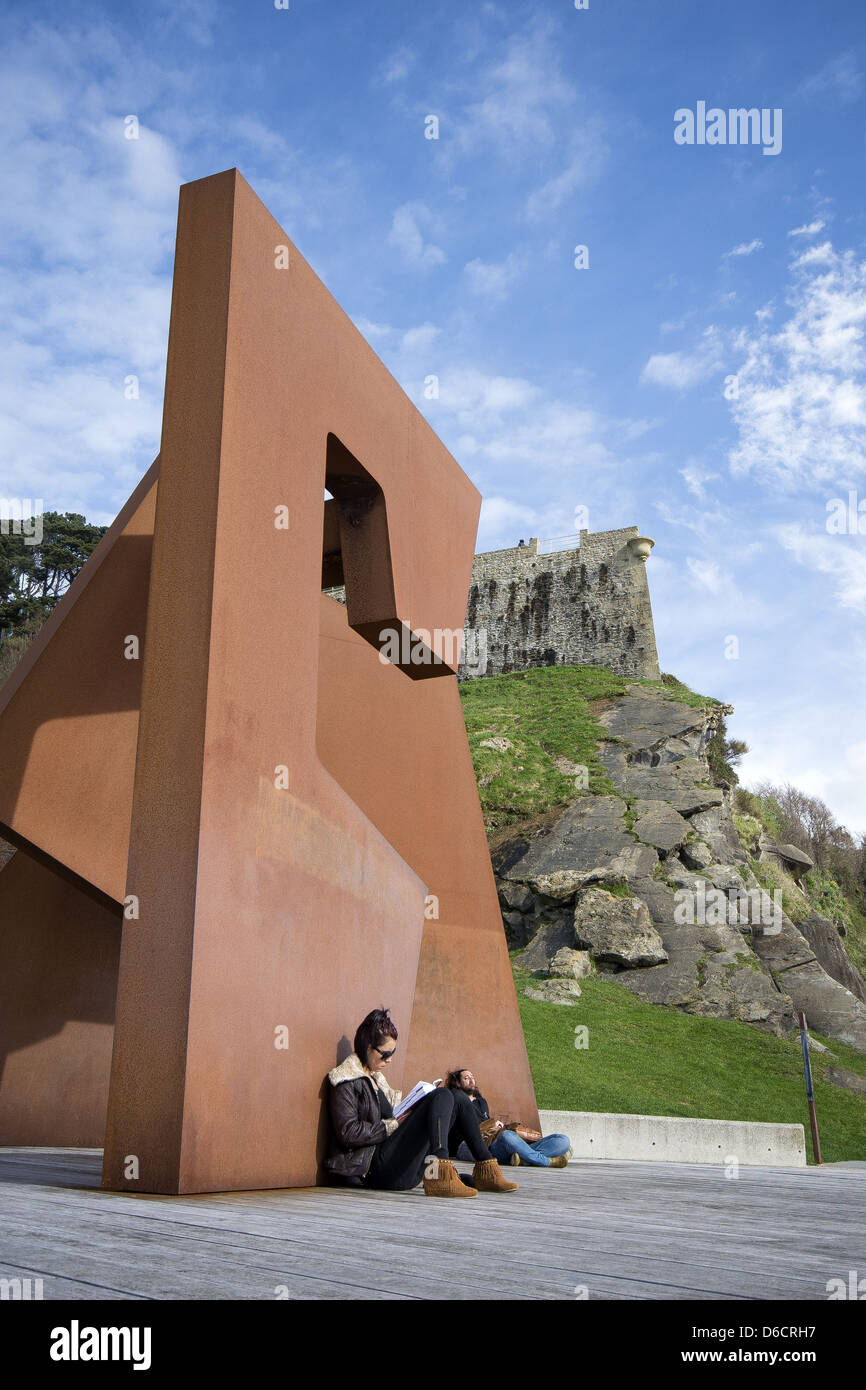 Scultura su Paseo Nuevo promenade di Jorge Oteiza intitolato "Void costruzione' a San Sebastián Donostia, Paesi Baschi Foto Stock