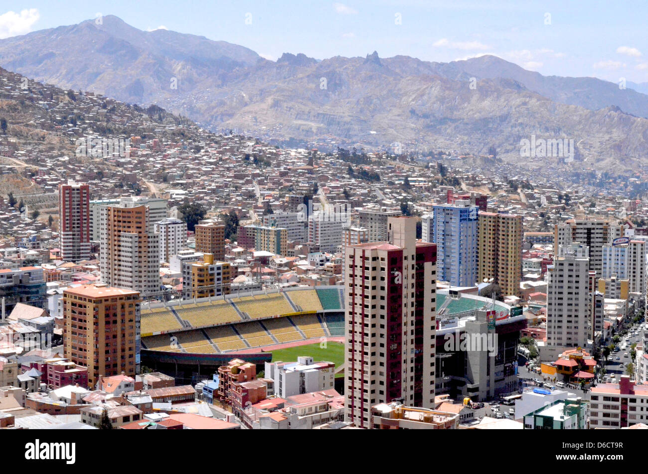 La città di La Paz in Bolivia con lo stadio nazionale in vista Foto Stock