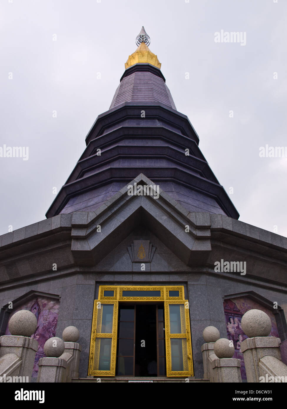 Phra Mahathat Napapolphumisiri tempio Doi Intanon montagna, Chiang Mai, Thailandia. Foto Stock