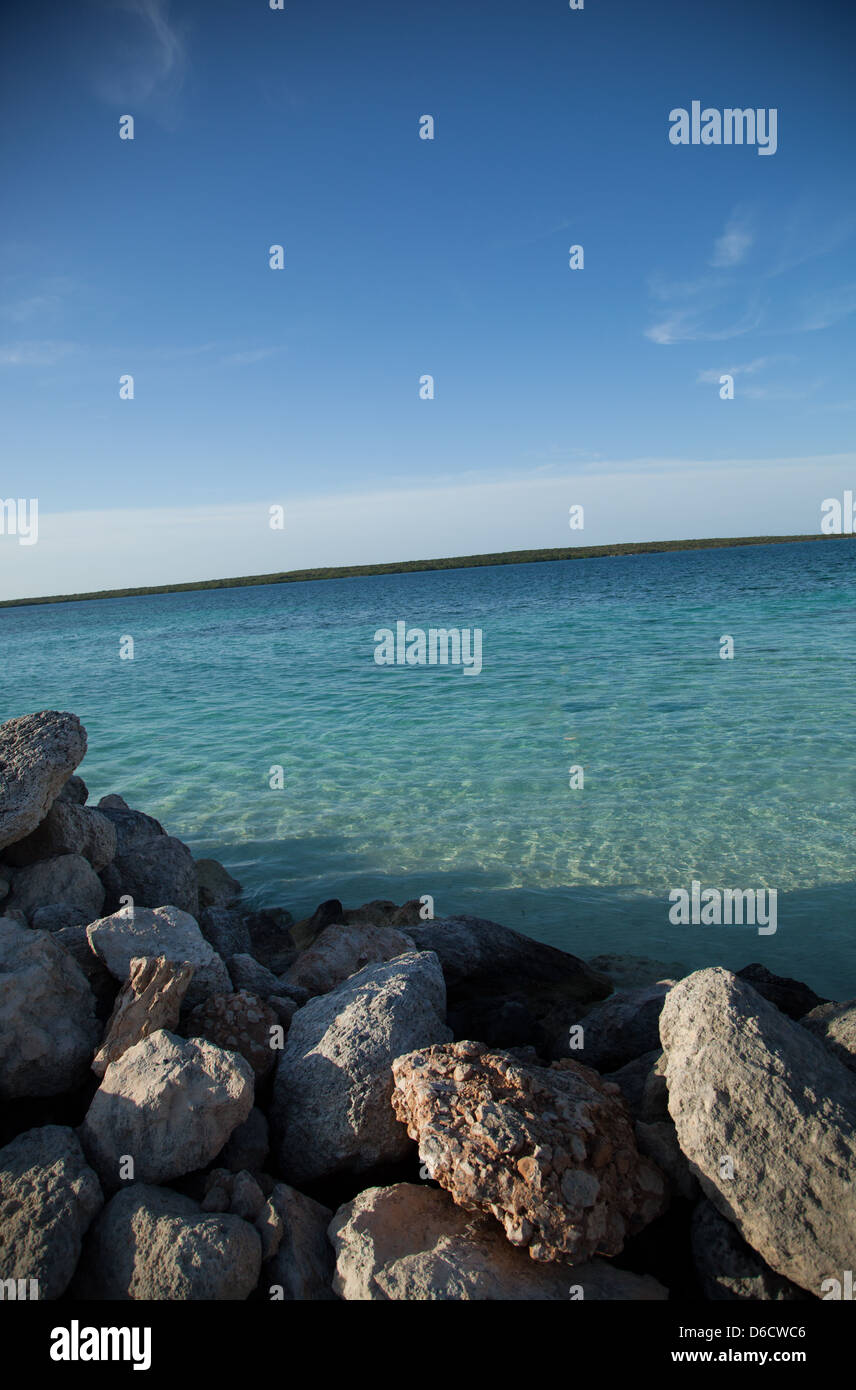 Orizzonte oltre la spiaggia del mare e cielo blu Foto Stock