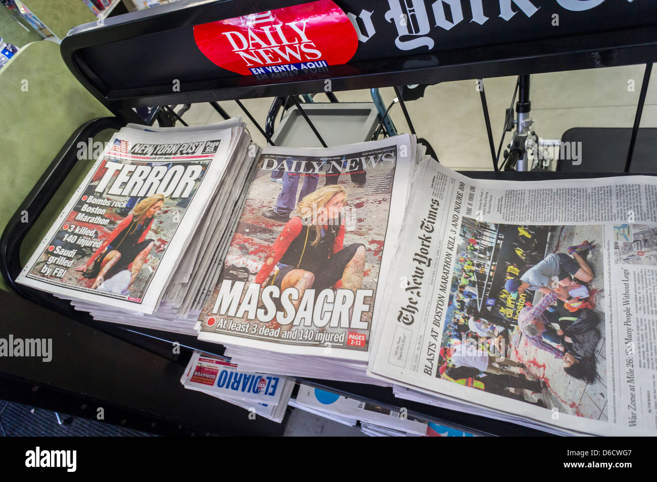 Quotidiani in un edicola in New York relazione sulla maratona di Boston bombardamento Foto Stock