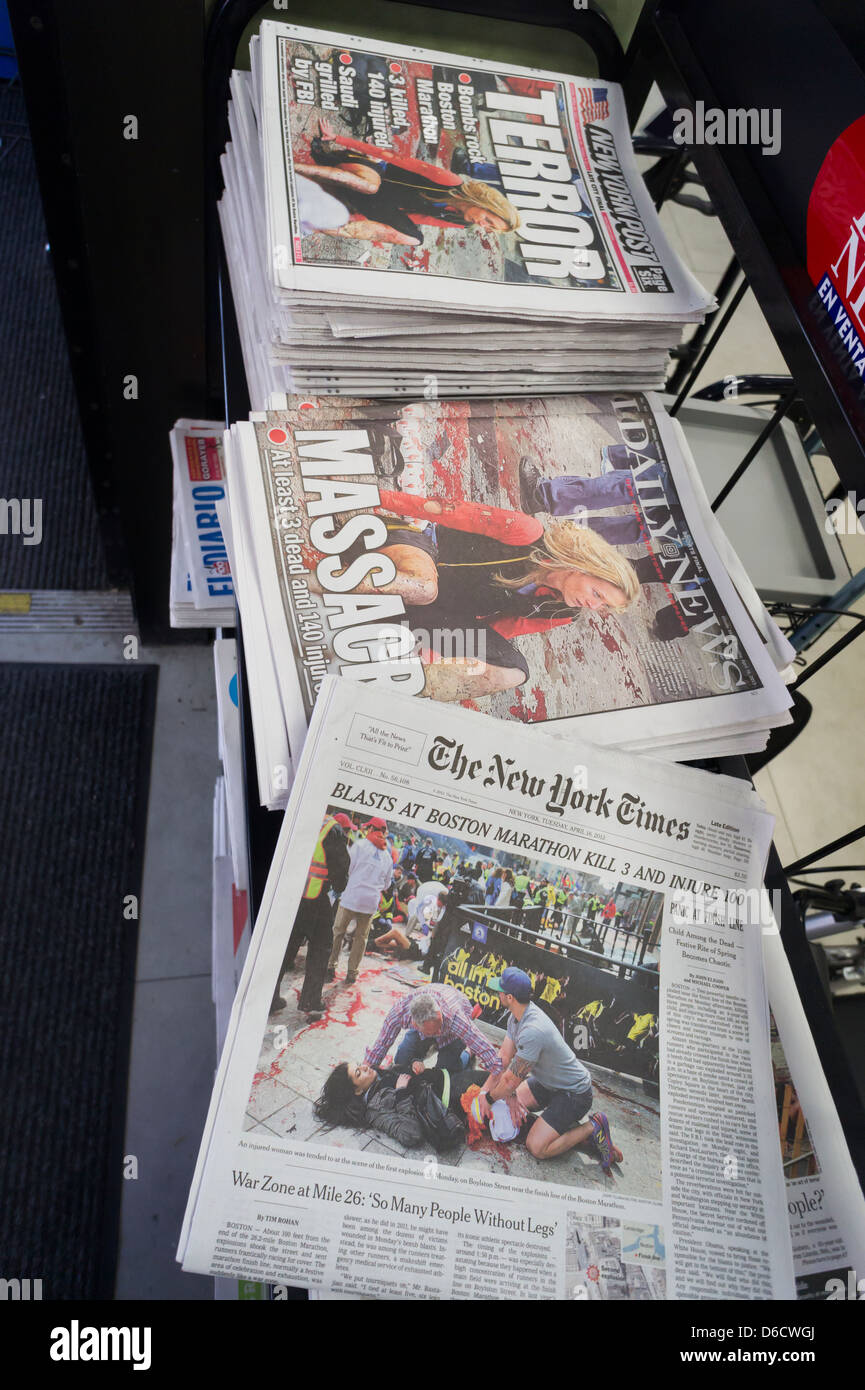 Quotidiani in un edicola in New York relazione sulla maratona di Boston bombardamento Foto Stock
