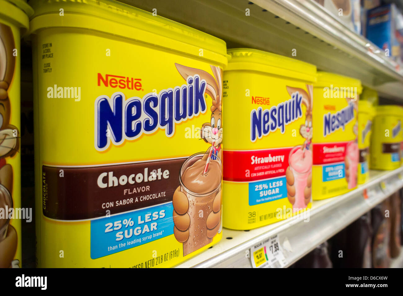 Nestlé latte nesquik aroma in cioccolato e fragola è visto su uno scaffale di supermercato in New York Foto Stock