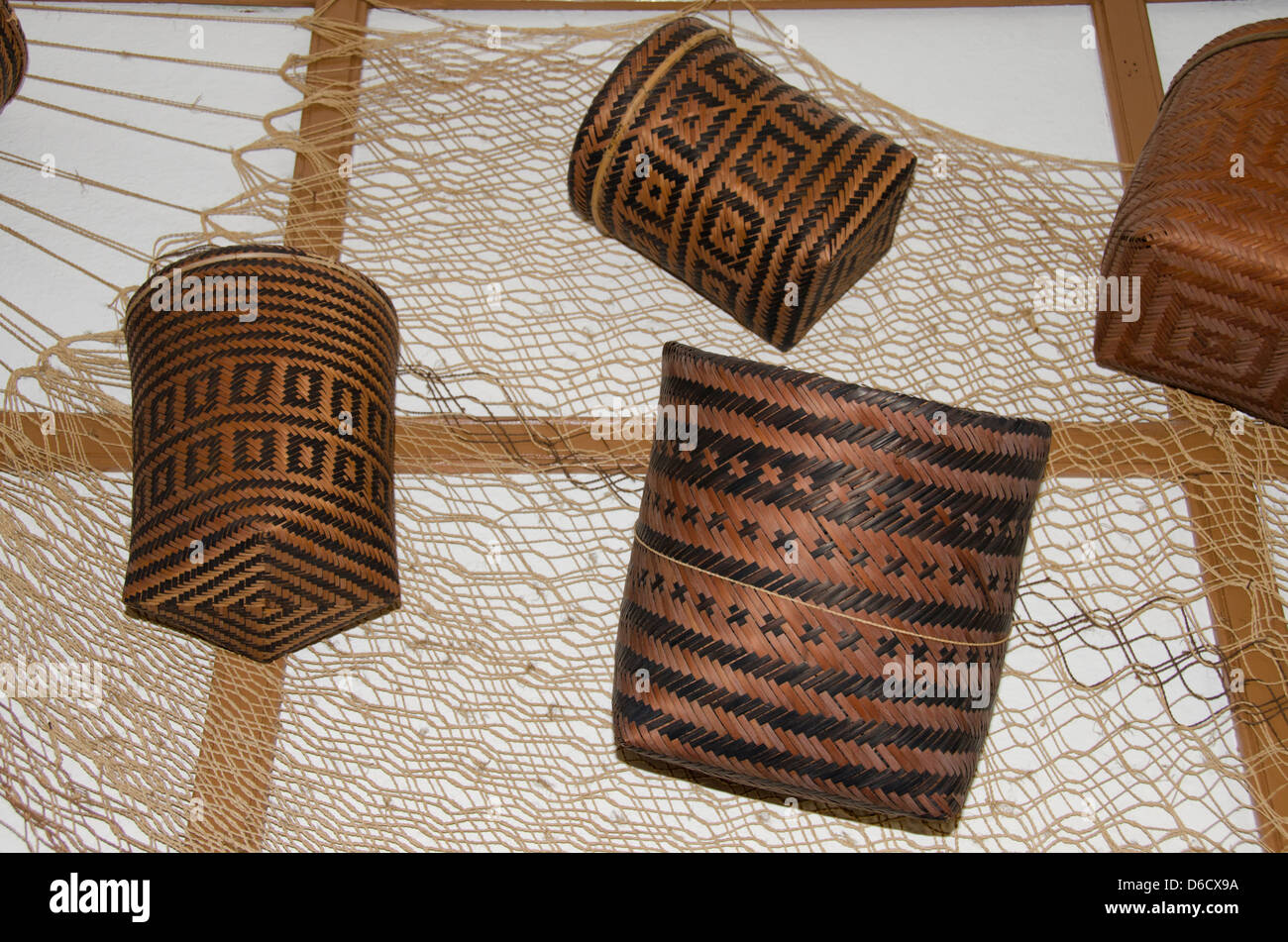 Il Brasile, Amazon, Manaus, Il Museo Indiano. Locali tradizionali tessuti indiani reed e cesti di erba. Foto Stock