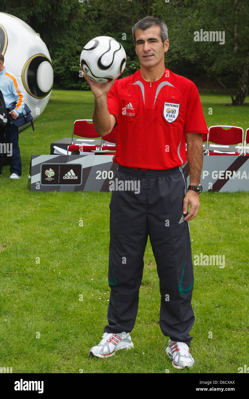 FRANCOFORTE, GERMANIA - 5 GIUGNO: L'arbitro Horacio Elizondo (ARG), incaricato di officiare la partita di apertura della Coppa del mondo FIFA, tiene il pallone ufficiale del torneo durante una sessione mediatica per i giornalisti presso il Kempinski Gravenbruch Hotel il 5 giugno 2006 a Francoforte, Germania. Solo per uso editoriale. (Fotografia di Jonathan Paul Larsen / Diadem Images) Foto Stock