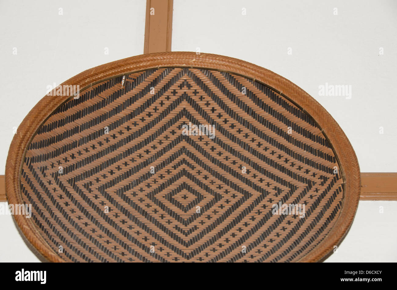 Il Brasile, Amazon, Manaus, Il Museo Indiano. Locali tradizionali tessuti indiani reed e cesti di erba. Foto Stock