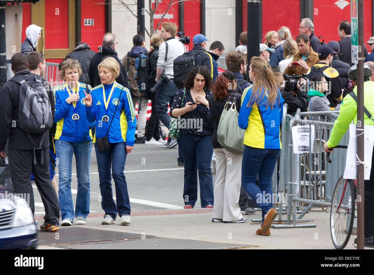 Boston, MA, Stati Uniti d'America 16 aprile 2013 corridori visita santuario crescente su Boylston Street, a un isolato da dove le esplosioni si è verificato al traguardo della Maratona di Boston. Credito: SHAUN RAMSAY/Alamy Live News Foto Stock