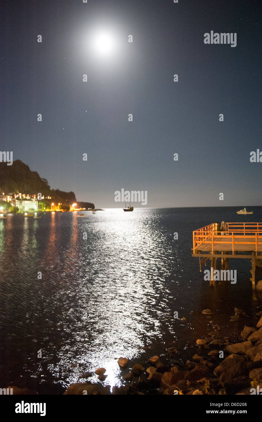 Moonlight sull'acqua dalla città in Pueto Varas, Cile Foto Stock