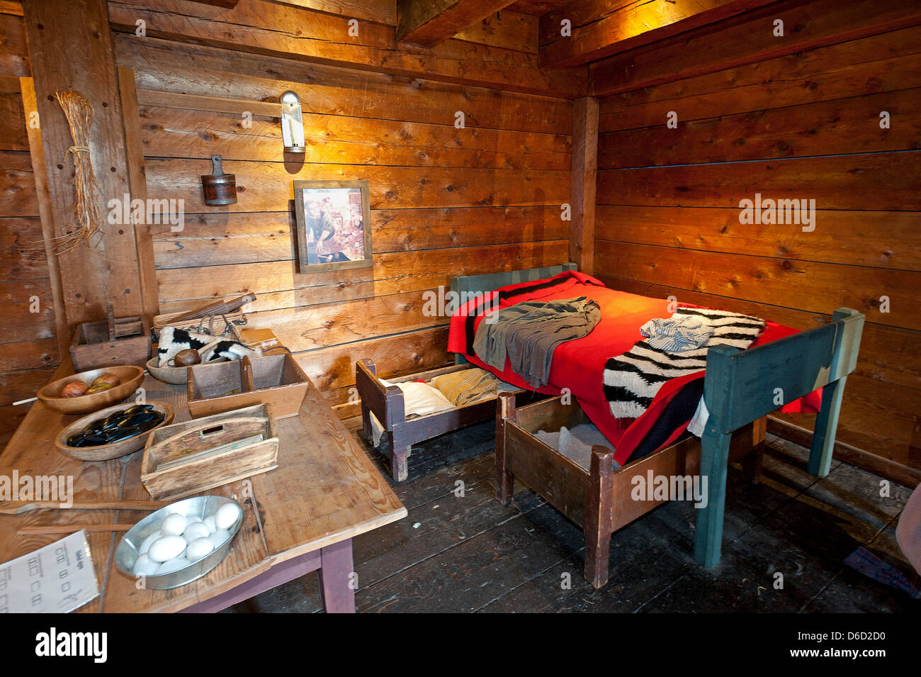 Servi quarti situato in Fort Langley National Historic Site. Due di tipo a rotelle letto per i bambini sono al di sotto del letto adulto. Foto Stock