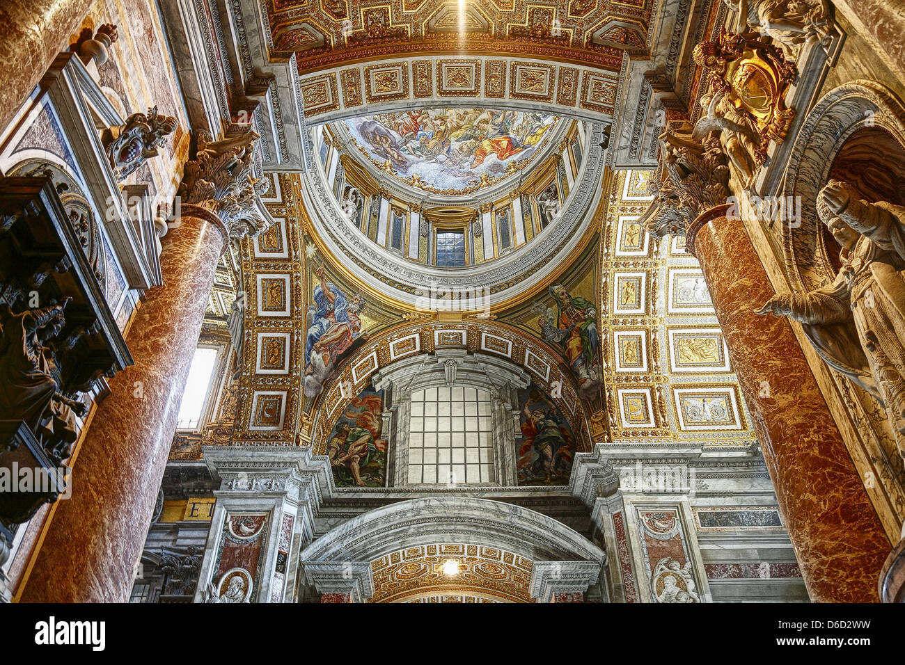 Interno della Basilica di San Pietro Foto Stock