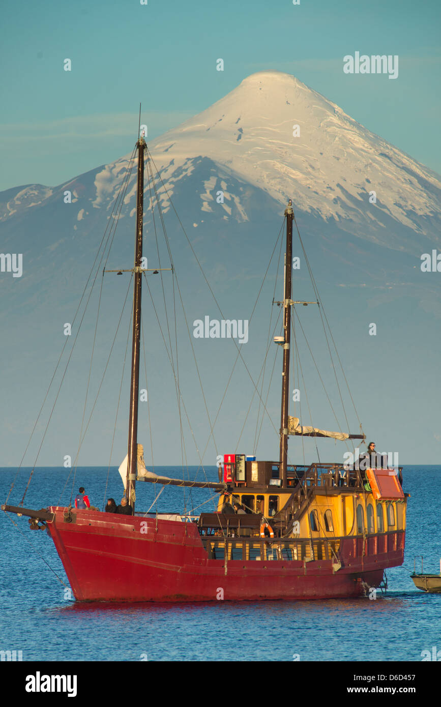 Lago Llanquihue e il vulcano Osorno in Puerto Varas, sud della provincia cilena di Llanquihue, Los Lagos Regione Foto Stock