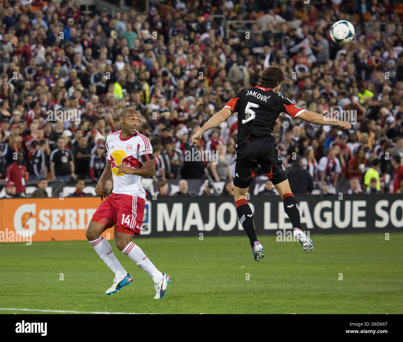 13 aprile 2013, NY4 New York RedBulls avanti Thierry Henry (14) Henry guarda come (5) Jakovics capi la palla. Foto Stock